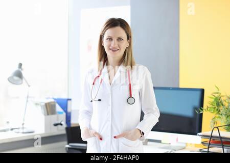 Porträt einer jungen Ärztin im weißen Mantel Stockfoto