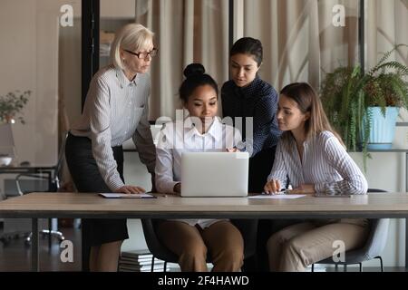 Multirassische weibliche Kollegen Brainstorming bei der Sitzung im Büro Stockfoto