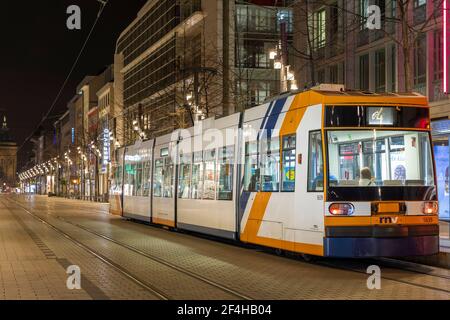 Wie in allen größeren deutschen Städten sind Straßenautos ein wichtiger Bestandteil des öffentlichen Nahverkehrs in Mannheim. Stockfoto