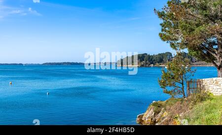 Bretagne, Panorama des Golfes von Morbihan, Blick von der Ile aux Moines, mit einer Holztür Stockfoto