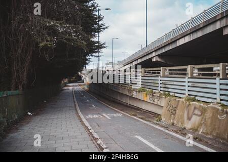 Brentford, West London - 2021,03.21: Emty M4 Autobahn an einem sonnigen blauen Himmel Tag Stockfoto