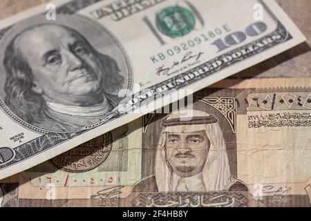 Ein alter Riyal von Saudi-Arabien und 100 US-Dollar Banknoten für Designzwecke Stockfoto