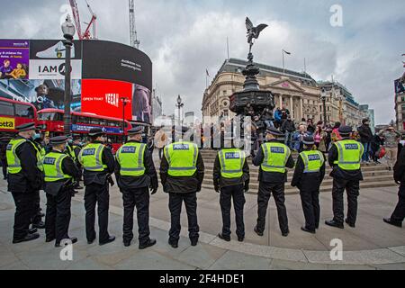 London, Großbritannien. März 2021, 20th. Die Polizei versucht, Demonstranten zu stoppen.Tausende von Demonstranten nehmen an einem Anti-Lockdown-marsch Teil. Eine weltweite Rallye für Freiheit Stockfoto