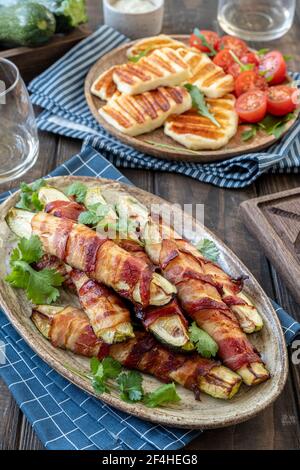 Gegrillte Zucchini Pommes frites in einem Speck gewickelt Stockfoto