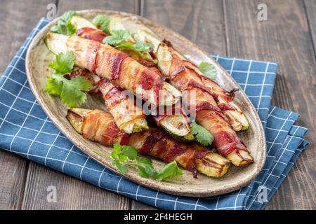 Gegrillte Zucchini Pommes frites in einem Speck gewickelt Stockfoto
