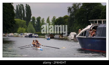 SIR Steve Redgrave,Mathew Pinsent,James Cracknell und Tim Foster rudern zum letzten Mal das Boot, in dem sie Olympisches Gold in Sydney zum River and Rowing Museum in Henley-on-Thames gewannen Stockfoto