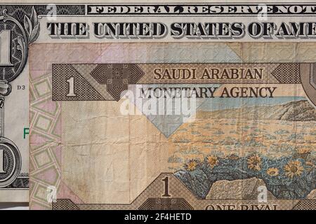 Ein alter Riyal von Saudi-Arabien und 1 US-Dollar Banknoten für Designzwecke Stockfoto