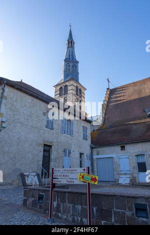 St Pourcain Sur Sioule, Frankreich - 22. August 2019: Glockenturm der Kirche Sainte Croix und Häuser rund um den benediktinischen Hof in Saint-Pour Stockfoto