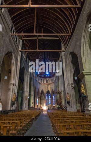 St Pourcain Sur Sioule, Frankreich - 22. August 2019: Das Innere der Kirche Sainte Croix in Saint-Pourcain-sur-Sioule im Allier de Stockfoto