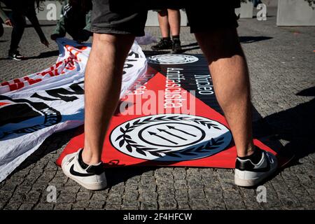 Banner, die in Praça dos Poveiros auf dem Boden während der von Núcleo Antifaschist Porto organisierten Weltdemonstration gegen Rassismus anlässlich des Internationalen Tages gegen Rassendiskriminierung ausgestellt wurden. Stockfoto