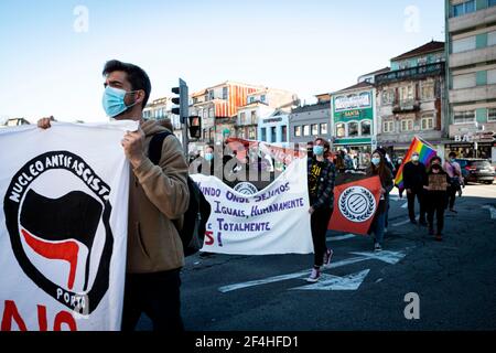 Die Demonstranten marschierten mit einem riesigen Banner, das ihre Meinung zum Ausdruck brachte, während der von Núcleo Antifaschist Porto organisierten Demonstration gegen Rassismus zum Internationalen Tag gegen Rassendiskriminierung. Stockfoto