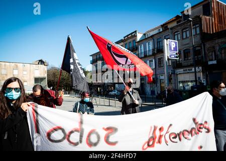 Die Demonstranten marschierten mit einem riesigen Banner, das ihre Meinung zum Ausdruck brachte, während der von Núcleo Antifaschist Porto organisierten Demonstration gegen Rassismus zum Internationalen Tag gegen Rassendiskriminierung. Stockfoto