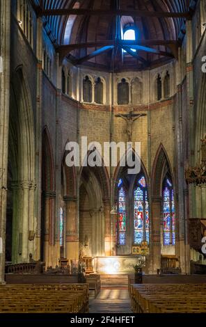 St Pourcain Sur Sioule, Frankreich - 22. August 2019: Das Innere der Kirche Sainte Croix in Saint-Pourcain-sur-Sioule im Allier de Stockfoto