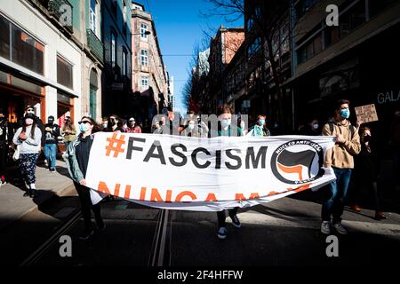 Die Demonstranten marschierten mit einem riesigen Banner, das ihre Meinung zum Ausdruck brachte, während der von Núcleo Antifaschist Porto organisierten Demonstration gegen Rassismus zum Internationalen Tag gegen Rassendiskriminierung. Stockfoto