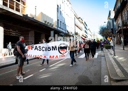 Die Demonstranten marschierten mit einem riesigen Banner, das ihre Meinung zum Ausdruck brachte, während der von Núcleo Antifaschist Porto organisierten Demonstration gegen Rassismus zum Internationalen Tag gegen Rassendiskriminierung. Stockfoto