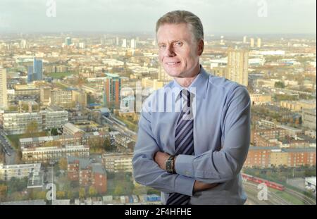 Paul Deighton (London2012 Chefexec) vor dem Hintergrund von East London. 19/11/2008. BILD DAVID ASHDOWN Stockfoto