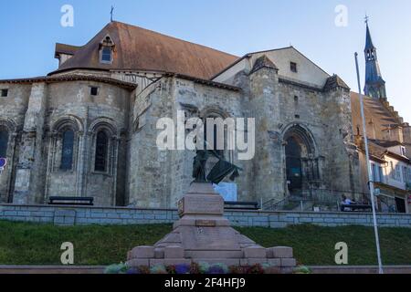 St Pourcain Sur Sioule, Frankreich - 22. August 2019: Sainte Croix oder Heilige Kreuz Kirche in Saint-Pourcain-sur-Sioule Stadt im Departement Allier, Frankreich Stockfoto