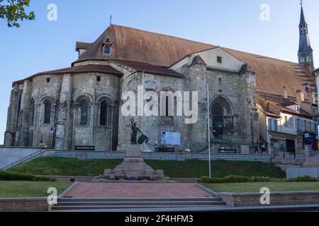 St Pourcain Sur Sioule, Frankreich - 22. August 2019: Sainte Croix oder Heilige Kreuz Kirche in Saint-Pourcain-sur-Sioule Stadt im Departement Allier, Frankreich Stockfoto