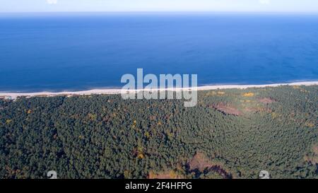 Luftdrohne Ansicht der sandigen Küste der Weichsel Spit in Polen Stockfoto