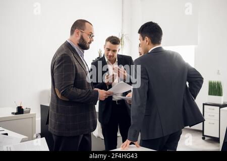 Ein Wirtschaftsprüfer der Steuerpolizei überprüft die Organisation auf die Rechtmäßigkeit ihrer Tätigkeit. Führt Inspektionen von Arbeitsplätzen und Mitarbeitern durch. Stockfoto