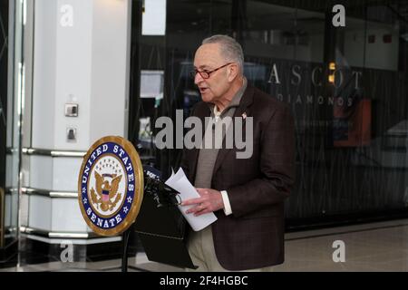 21. März 2021, New York, New York, USA: Der Mehrheitsführer des US-Senats, Charles Schumer, hält eine Pressekonferenz ab, um das CDC zu bitten, 1 Milliarden Dollar für einen nationalen Blitzeingriff bereitzustellen, um Aufklärung, Öffentlichkeitsarbeit und mehr Vertrauen in Impfungen in Städten und Bundesstaaten zu schaffen (Foto: © Bruce Cotler/ZUMA Wire) Stockfoto