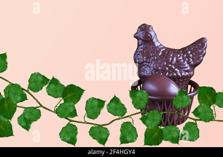 Chocolate Chicken und Eier in einem Osterkorb, auf einem rosa Hintergrund mit grünen Blättern Stockfoto