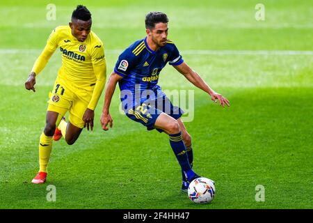 VILLARREAL, SPANIEN - MÄRZ 21: Samuel Chukwueze von Villarreal CF, Rubn Sobrino von C‡diz CF während des La Liga-Spiels zwischen Villarreal CF und Cadiz FC Stockfoto