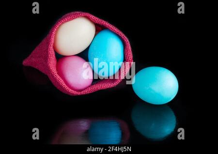 Ostereier in einer Tasche, auf schwarzem Hintergrund. Osterkonzept Stockfoto