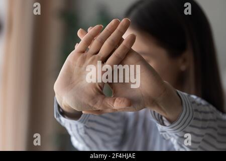 Nahaufnahme Frau zeigt Stop-Geste, nein sagen, protestierend Stockfoto