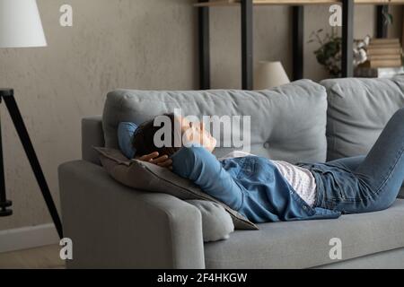 Nahaufnahme entspannte Frau, die sich ausruhte und zu Hause auf der Couch lag Stockfoto