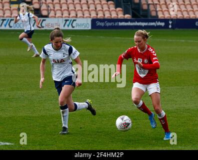 Barnett, Großbritannien. März 2021, 21st. EDGWARE, ENGLAND - MÄRZ 21: Molly Pike von Bristol City Women (Leihgabe von Everton) übernimmt Abbie McManus von Tottenham Hotspur Women (Leihgabe von Manchester United) während der FA Women's Spur League zwischen Tottenham Hotspur und Bristol City im Hive Stadium, Edgware, UK am 21st. März 2021 Credit: Action Foto Sport/Alamy Live News Stockfoto