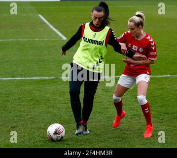 Barnett, Großbritannien. März 2021, 21st. EDGWARE, ENGLAND - MÄRZ 21:Laura Rafferty von Bristol City Women (Leihgabe von Brighton und Hove Ablion) und Faye Bryson von Bristol City Women während des Vormatches Warm-up während der FA Women's Spur League zwischen Tottenham Hotspur und Bristol City im Hive Stadium, Edgware, UK am 21st. März 2021 Credit: Action Foto Sport/Alamy Live News Stockfoto