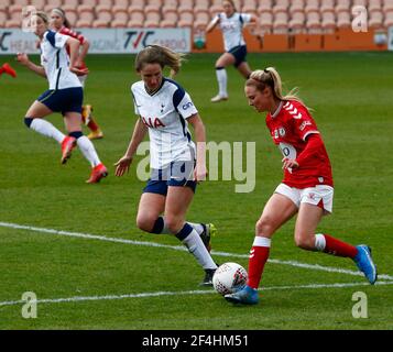 Barnett, Großbritannien. März 2021, 21st. EDGWARE, ENGLAND - MÄRZ 21: Molly Pike von Bristol City Women (Leihgabe von Everton) übernimmt Abbie McManus von Tottenham Hotspur Women (Leihgabe von Manchester United) während der FA Women's Spur League zwischen Tottenham Hotspur und Bristol City im Hive Stadium, Edgware, UK am 21st. März 2021 Credit: Action Foto Sport/Alamy Live News Stockfoto