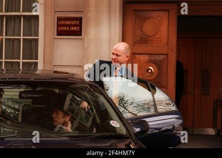 William Hague MP Konservativen Führer November 199leaves konservativen Zentralamt Auf dem Weg zum Mittagessen mit dem isreali Prime Herr Minister Stockfoto