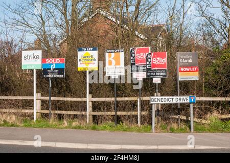 Mehrere Immobilienmakler für Verkauf zu lassen und verkauft Bretter Am Ende einer langen No Through Road nach Eine Wohnanlage in Normoss in der Nähe von Blackpool England Stockfoto