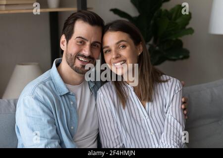 Kopfaufnahme Porträt lächelndes Paar umarmt, Blick auf die Kamera Stockfoto