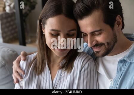 Close up glücklich junges Paar genießen zarten Moment, umarmt Stockfoto