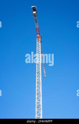 Porträtaufnahme eines Kranturms, der für den Bau verwendet wird Hohe Gebäude Stockfoto