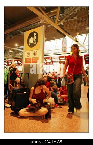 Ein Streik in Heathrow bringt den Flughafen Terminal 4 nach Ein virtuelles Standstillpic David Sandison 11/8/2005 Stockfoto