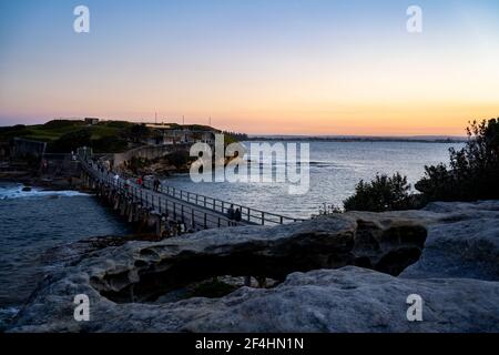 La perouse Island in Sydney bei Sonnenuntergang mit blutender Orange Horizont Stockfoto