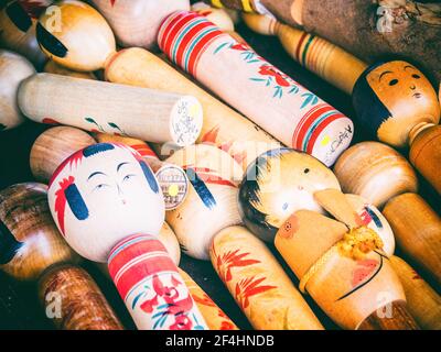 Eine Nahaufnahme von japanischen Kokeshi-Puppen aus Holz Stockfoto