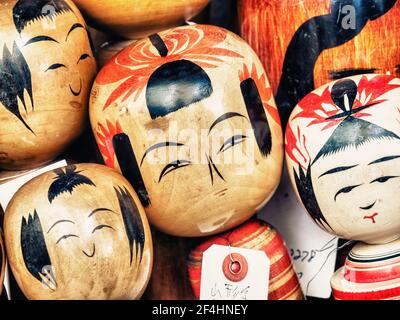 Eine Nahaufnahme von alten japanischen Kokeshi-Puppen Stockfoto