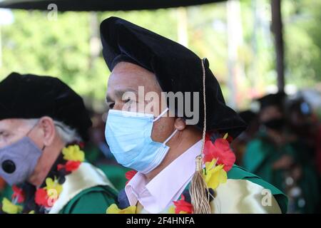 Ein Gast an der Divine Word Universität 39, die am 2021. März in Madang graduiert hat Stockfoto