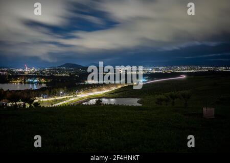 Lichtweg aufgenommen vom nationalen Arboretum in Canberra in einem wolkig in der Nacht Stockfoto