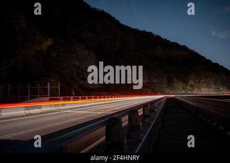 Leichte Spur von Autos stoppen Licht in einer bergigen Autobahn Stockfoto