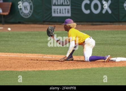 21. März 2021: LSU First Baseman Tre' Morgan (18) streckt sich während der NCAA Baseball Action zwischen dem Mississippi St. Bulldogs und den LSU Tigers im Alex Box Stadium, Skip Bertman Field in Baton Rouge, LA. Jonathan Mailhes/CSM Stockfoto