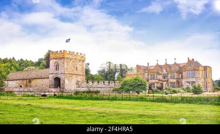 Panoramablick auf Broughton Castle mit Festungen Stockfoto