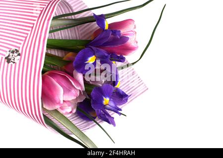 Frühlingsstrauß von Tulpen und Iris.Geschenk für Frauen und Mütter Stockfoto