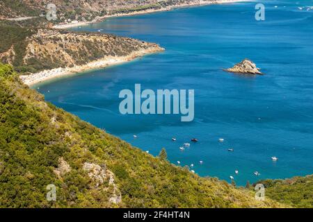 Portinho da Arrábida Strand und Bucht in der Serra da Arrábida in Portugal, von der Aussichtsplattform an einem sonnigen Tag im Sommer gesehen. Stockfoto