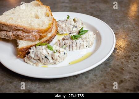 Hering Forshmak mit Weizenbrot auf Teller Stockfoto